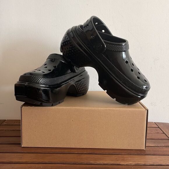 NWT CROCS Stomp High-Shine Platform Clogs Black Women 6 Men 4 - Picture 1 of 10